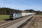 193 990 von  Railpool  mit dem  EKOL  aus Salzburg kommend am 22. Februar 2023 bei Htt im Chiemgau.