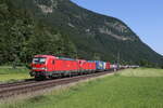 193 341 und 193 329 waren am 14. Juni 2023 mit einem  KLV  bei Niederaudorf in Richtung Kufstein unterwegs.