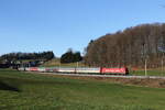 193 283 mit dem  Snlltaget-Skizug  auf dem Weg nach Salzburg am 30. Dezember 2023 bei Axdorf im Chiemgau.