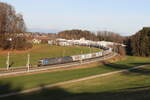 193 126 und 193 890 waren am 30. Dezember 2023 mit einem  EKOL-KLV  bei Axdorf im Chiemgau in Richtung Mnchen unterwegs.