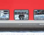 Selbstbildnis von uns im Fenster eines Doppelstockwagens im Bahnhof von Mittenwald am 7. Februar 2015.