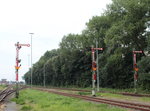 Bahnallerlei/521421/flgelsignal-trio-am-28-august-2016-im Flgelsignal-Trio am 28. August 2016 im Bahnhofsgelnde von Cuxhaven.