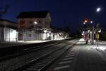 Nchtliche Aufnahme des Bahnhofs von Prien am Chiemsee am 15. Januar 2012.