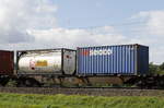 container-tragwagen/576669/4954-853-5-sggmrs-mit-zwei-unterschiedlichen 4954 853-5 (Sggmrs) mit zwei unterschiedlichen Containern am 19. August 2017 bei Himmelstadt.