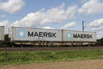 container-tragwagen/576671/4576-333-1-sggnss-mit-zwei-maersk-containern 4576 333-1 (Sggnss) mit zwei 'MAERSK'-Containern am 19. August 2017 bei Himmelstadt.