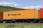 container-tragwagen/577835/4951-294-0-mit-einem-hapag-lloyd-container-am 4951 294-0 mit einem 'Hapag-Lloyd'-Container am 19. August 2017 bei Thngerheim.