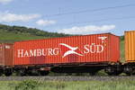 container-tragwagen/577836/4951-256-9-mit-einem-hamburg-sued-container-am 4951 256-9 mit einem 'HAMBURG-SD'-Container am 19. August 2017 bei Thngersheim.