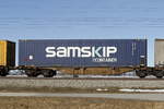 container-tragwagen/648304/4954-143-sggmrs-mit-einem-samskip-container 4954 143 (Sggmrs) mit einem 'Samskip-Container' am 16. Februar 2019 bei bersee.