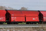 schuettgutwagen/771069/0665-742-talns-am-4-april 0665 742 (Talns) am 4. April 2022 bei Bernau am Chiemsee.