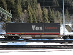 taschenwagen/486728/4955-406-6-sdggmrs-mit-einem-auflieger 4955 406-6 (Sdggmrs) mit einem Auflieger der Firma 'VOS Logistics' am 19. März 2016 im Bahnhof 'Brenner'.