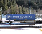 4955 392-8 (Sdggmrs) mit einem  DFDS Logistics -Auflieger am 19. März 2016 im Bahnhof  Brenner .