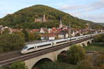 Zuge/790854/403-004-muenchen-und-403-033 403 004 'Mnchen' und 403 033 'Goslar' am 10. Oktober 2022 bei Gemnden am Main.