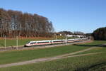 412 220 verkehrt als  ICE 114  von Klagenfurt nach Dortmund. Aufgenommen am 18. Dezember 2023 bei Axdorf im Chiemgau.