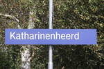 Bahnsteigschild von  Katharinenheerd  an der Bahnstrecke von Husum nach St. Peter Ording. Aufgenommen am 29. August 2019.