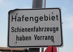 Hinweisschild im Hafengelnde von Wangerooge am 27. August 2016.