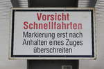 Warnschild im Bahnhof von Nienburg an der Weser, aufgenommen am 11. August 2017.