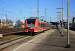 425 585-7 steht am 6. Februar 2014 abfahrbereit nach Freising im Bahnhof von Landshut.