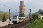 460 015 von  TRANS REGIO  bei der Ausfahrt aus Oberwesel am 4. Mai 2022.