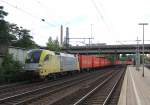 dispolok-3/414601/182-506-durchfaehrt-am-31-juli 182 506 durchfhrt am 31. Juli 2013 mit einem Containerzug den Bahnhof von Hamburg-Harburg.