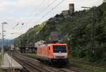 189 820 durchfährt am 21. August 2014 den Bahnhof von Kaub im Rheintal.