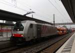 186 285 durchfhrt mit einem Autozug am 20. Juli 2012 den Bahnhof von Rosenheim.
