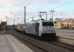 185 662 durchfhrt mit einem Containerzug am 30. November 2013 auf dem Weg nach Italien den Bahnhof von Rosenheim.