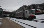 lokomotion-9/405610/186-283-durchfhrt-am-5-januar 186 283 durchfhrt am 5. Januar 2015 mit einem Gterzug den Bahnhof von 'Salzburg/Gnigl'.