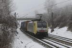lokomotion-9/764772/189-902-mit-einem-klv-auf 189 902 mit einem 'KLV' auf dem Weg nach Salzburg am 25. Januar 2022 bei Grabensttt im Chiemgau.