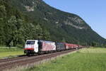 lokomotion-9/822662/189-918-und-189-932-mit 189 918 und 189 932 mit einem gemischten Gterzug aus Mnchen kommend am 14. Juni 22023 bei Niederaudorf.
