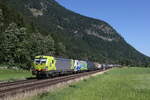 193 403 von  ALPHA-Train  und 193 774 waren mit einem  KLV  am 29. Juni 2023 bei Niederaudorf in Richtung Kufstein unterwegs.