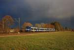 Am 21. Februar 2014 nähert sich dieser  Meridian -Triebwagen im Licht der aufgehenden Sonne dem Bahnhof von Prien am Chiemsee.