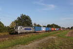 383 402 von  METRANS  mit einem Containerzug aus Braunschweig kommend am 16. September 2023 bei Woltorf.