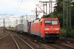 Railion/296714/152-087-5-zieht-soeben-einen-containerzug 152 087-5 zieht soeben einen Containerzug in den Bahnhof von Hamburg-Harburg ein. Aufgenommen am 31. Juli 2013.