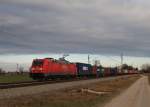 185 279-7 ist mit einem Containerzug am 14. Dezember 2013 in Richtung Norden unterwegs. Aufgenommen bei bersee am Chiemsee.
