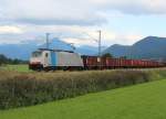 186 109 mit einem Gterzug von Salzburg kommend, am 8. August 2012 zwischen Prien am Chiemsee und Bernau aufgenommen.