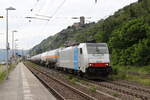 186 501 mit einem Kesselwagenzug am 22. Juli 2021 bei Kaub am Rhein.