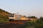 Railpool/745036/185-695-mit-einem-autozug-aus 185 695 mit einem Autozug aus Wrzburg kommend am 23. Juli 2021 bei Himmelstadt.