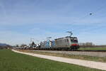 186 282 und 187 300 waren am 12. April 2022 mit  LKW-Zugmaschinen  bei bersee am Chiemsee in Richtung Salzburg unterwegs.