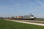 186 536 (Railpool) war mit Knickkesselwagen am 14. April 2022 bei bersee am Chiemsee in Richtung Salzburg unterwegs.