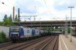 143 191-5 von  RBH  zog mit einer Schwesterlok am 31. Juli 2013 einen Kesselwagenzug durch den Bahnhof von Hamburg-Harburg.