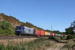 RBH/786592/145-027-mit-einem-containerzug-am 145 027 mit einem Containerzug am 6. August 2022 bei Himmelstadt am Main.