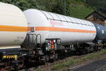 druckgaskesselwagen/742005/7813-885-zags-von-ermewa-am 7813 885 (Zags) von 'ERMEWA' am 21. Juli 2021 bei Kaub am Rhein.