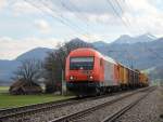 2016 906 mit einem Bauzug am 12. April 2015 zwischen Bernau und Prien am Chiemsee.
