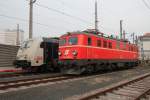 br-1010/400517/1010-003-0-steht-am-31-januar 1010 003-0 steht am 31. Januar 2014 neben 185 666 von Locomotion im Depot Salzburg.