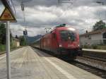 1016 030-7 bei der Durchfahrt des Bahnhofs von Prien am Chiemsee.