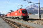 1016 004-4 durchfährt am 20. Oktober 2013 mit einem Autozug in Doppeltraktion den Bahnhof von St. Johann/Tirol.