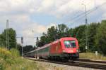 1016 005-9 durchfährt am 14. August 2013 den Bahnhof von Assling in Richtung Rosenheim.