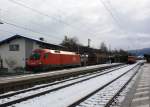 1016 009-1 steht am 27. Januar 2014 mit einem Güterzug auf dem Ausweichgleis im Bahnhof von Prien am Chiemsee.