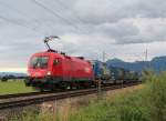 1016 011-7 mit einem Güterzug am 14. Juli 2012 bei Bernau am Chiemsee.