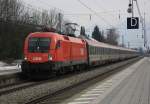 1016 016 fhrt am 28. Mrz 2013 aus Salzburg kommend in den Bahnhof von Prien am Chiemsee ein.